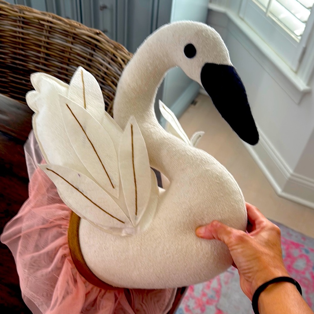White Swan wall mount